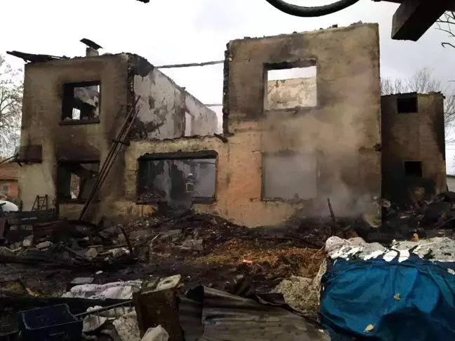 Burdur'da çıkan yangında iki katlı ev kullanılamaz hale geldi