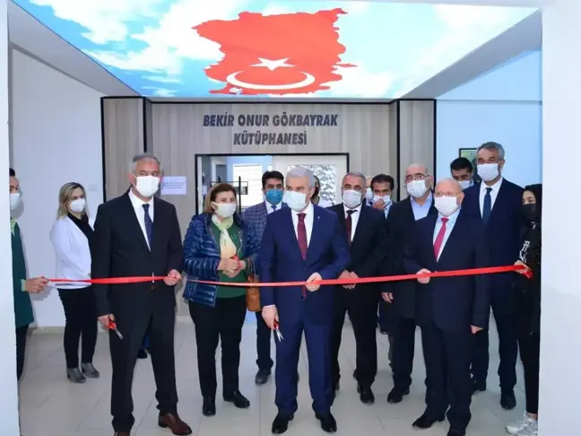 Kırşehir'de hayırsever 25 yıl önce mezun olduğu okula kütüphane yaptırdı