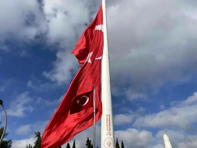 Devasa Türk bayrağı, Türkiye'nin en büyük bayrak direğinde dalgalanıyor