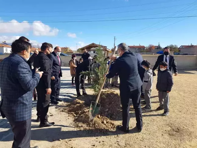 Son dakika! Kaymakam Bolat önce fidan dikti sonra çocuklara tavsiyelerde bulundu