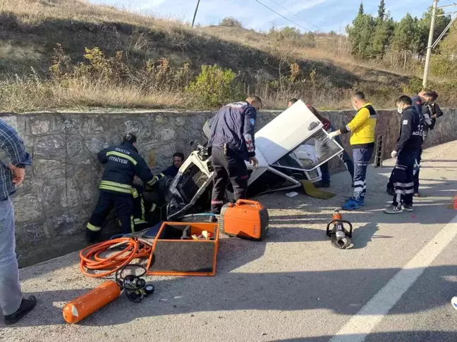 Takla atan araçta sıkışan sürücü itfaiye ekiplerince kurtarıldı