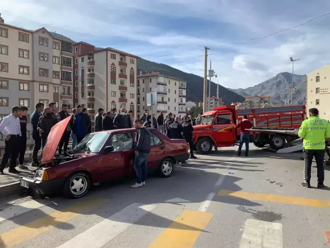 Freni boşalan kamyonet önce otomobile, ardından kaldırımdaki yayalara çarptı: 5 yaralı