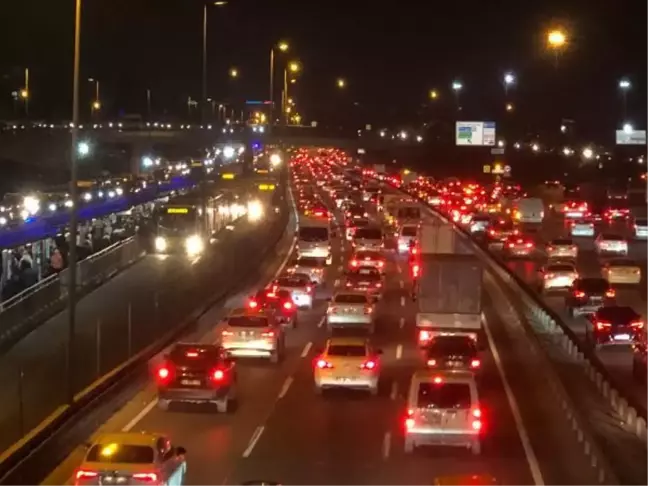 İSTANBUL'DA İŞ ÇIKIŞ SAATLERİNDE TRAFİK YOĞUNLUĞU