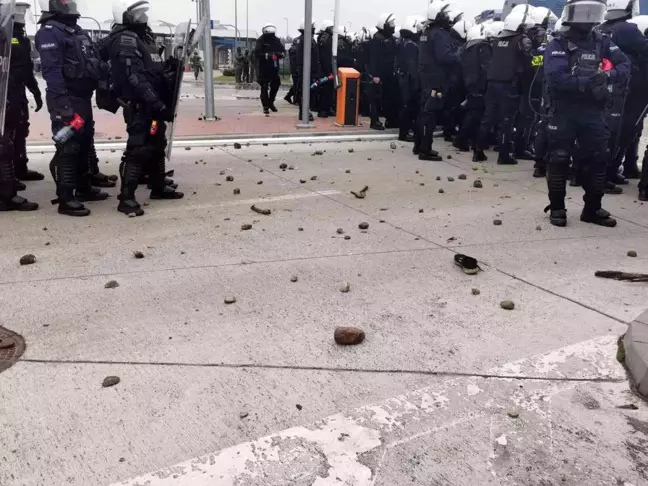 Son dakika haberleri! Polonya-Belarus sınırında gerginlikGöçmenler taş ve ses bombası attı, Polonya polisi tazyikli su ve göz yaşartıcı gazla müdahale etti