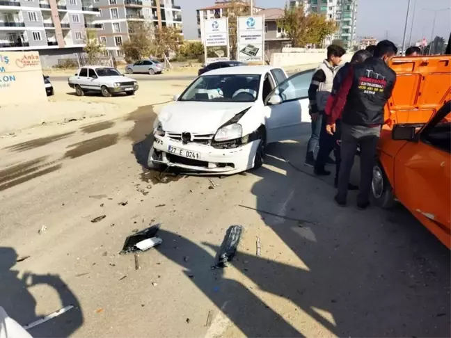 Besni'de 2 otomobil çarpıştı: 3 yaralı