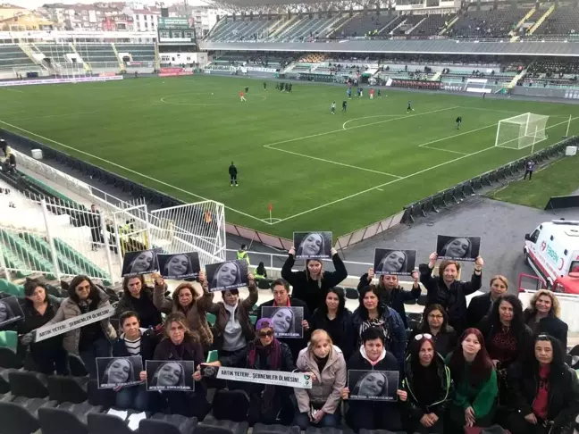 Denizlispor'un kadın taraftarlarından 'Şebnem'ler ölmesin' pankartı