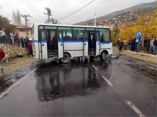 Manisa'da işçi servis midibüsü kamyona çarptı: 7 yaralı