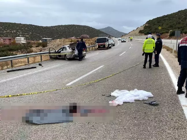 Antalya'da otomobil çelik bariyere çarptı: 1 ölü
