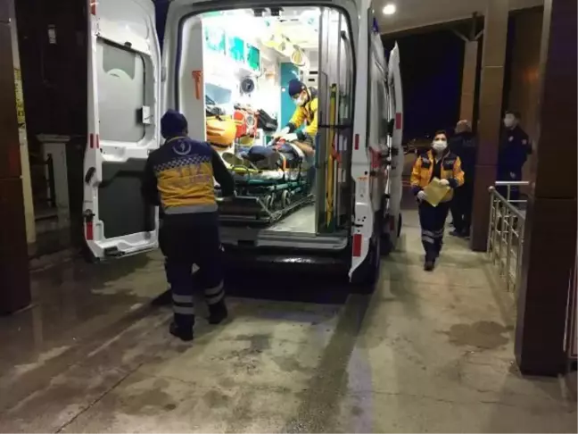 Devrilen kamyonette arkadaşlarının altında kalan 2 kişi ezilerek yaralandı