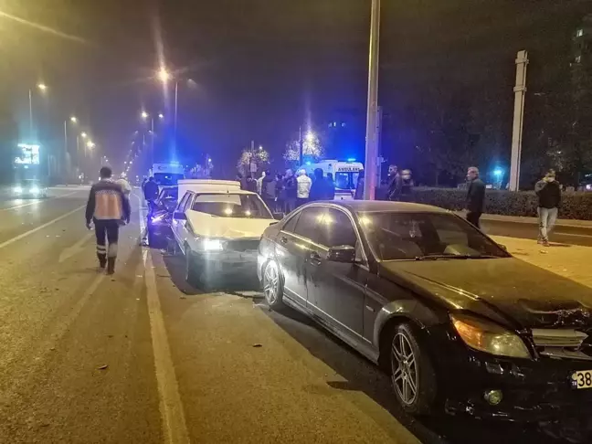 Son dakika haberi! Kayseri'de 5 araçlı zincirleme trafik kazası: 3 yaralı