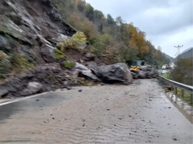 Trabzon'da heyelanda kapanan yol açıldı