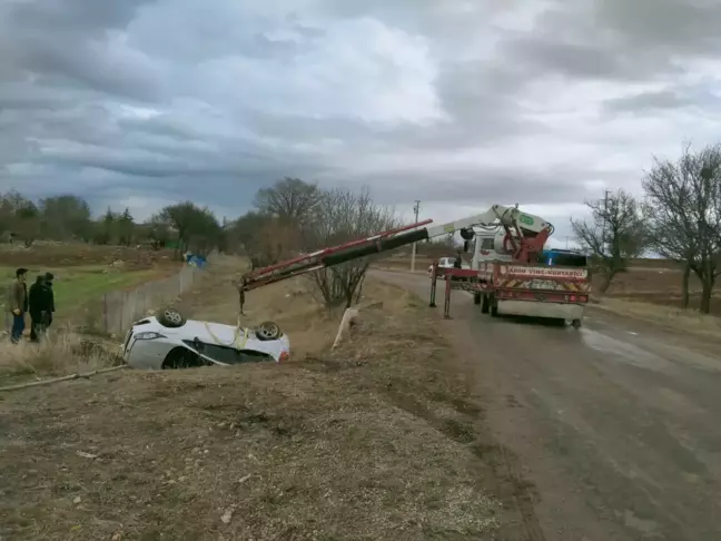 Beyşehir'de otomobilin menfeze devrilmesi nedeniyle 2 kişi yaralandı
