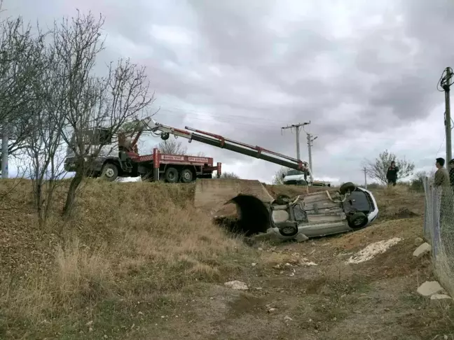 Konya'da kontrolden çıkan otomobil menfeze düştü: 2 yaralı