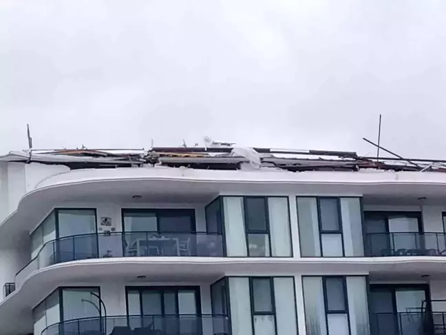 Didim'de lodos çatı uçurdu