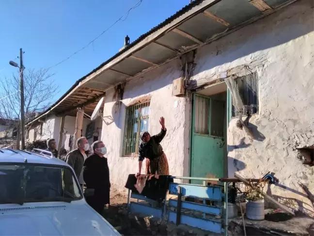 Vali Işık'tan evi hasar gören yaşlı kadına ziyaret