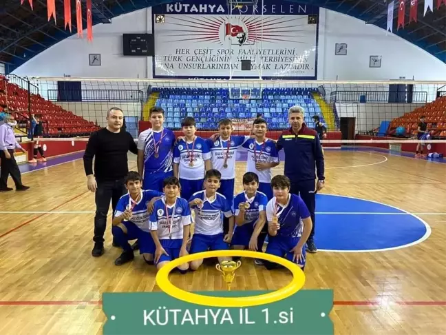 Simav'ın yıldız erkek voleybol takımı il şampiyonu oldu