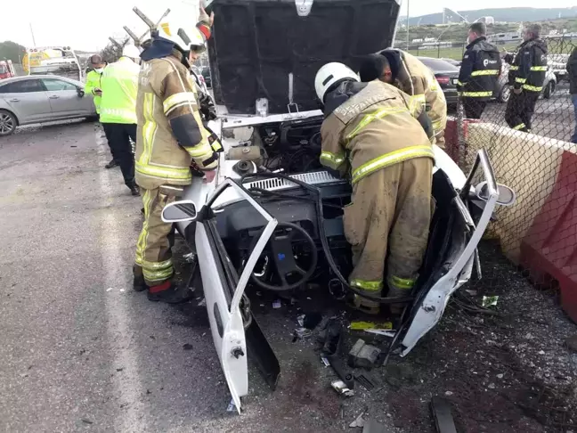 İzmir'de feci kaza: Otomobil ikiye bölündü, 4 kişi yaralandı