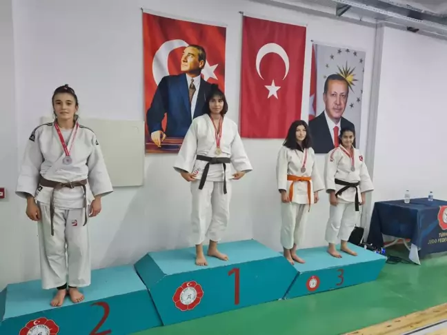 Çubuklu judoculardan 10 madalya