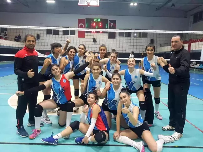 Seyhan'ın genç kız voleybolcuları şampiyon