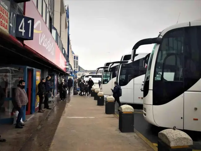 Yılın son gününde otogarda yoğunluk