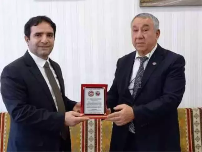 Ünsal'dan Dekan Güngör'e plaket