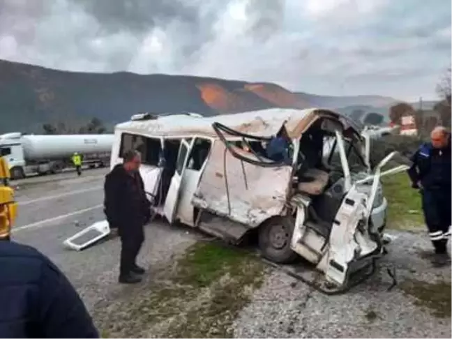 Öğrenci servisi tırla çarpıştı: 18 yaralı