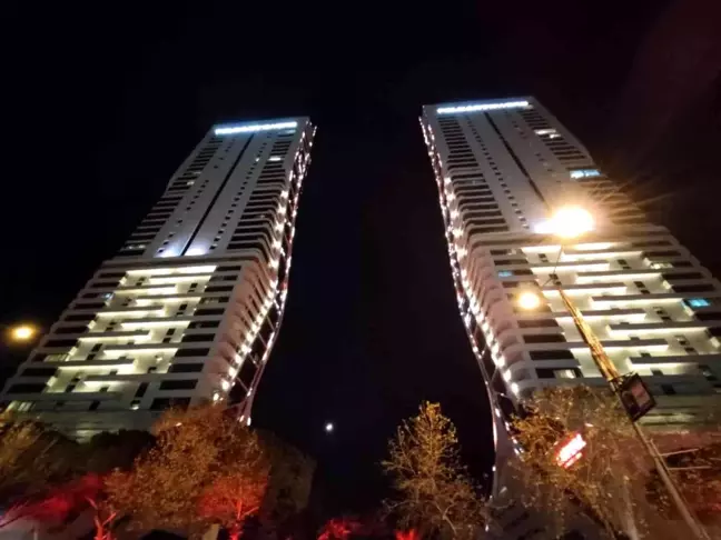 İzmir'de ikiz kulelerde yangın paniği: 3 yaralı