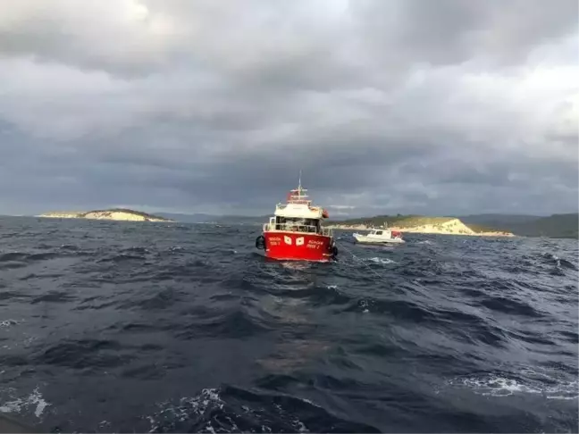 İzmir'de sürüklenen balıkçı teknesindeki 2 kişi kurtarıldı