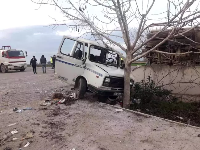 Trafik kazasında kamyonet ikiye bölündü