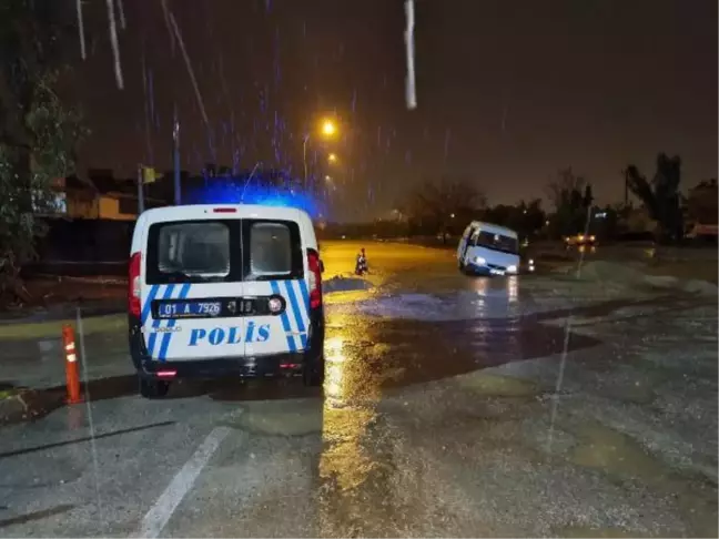 ADANA'DA SAĞANAK YAĞIŞ HAYATI ETKİLEDİ, MİNİBÜS SU DOLU ÇUKURA DÜŞTÜ