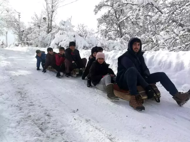 Gevaşlı gençlerin kızak keyfi