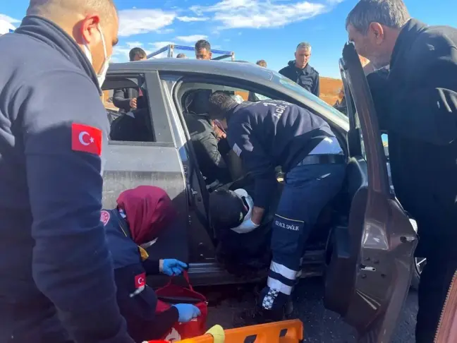 Şanlıurfa'da tır, kamyonet ve otomobil çarpıştı: 1'i asker 3 yaralı