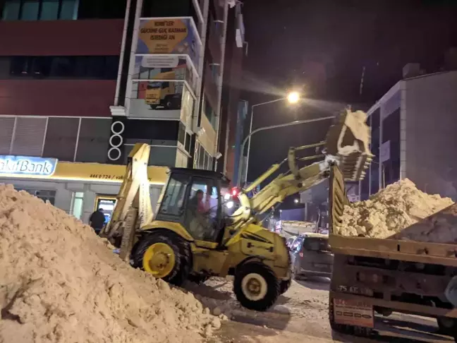 Ardahan'da tonlarca kar kamyonlarla taşındı