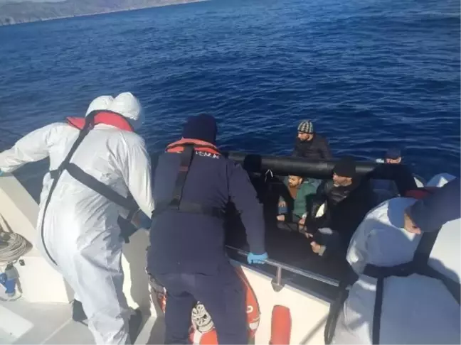 Marmaris'te 16 kaçak göçmen kurtarıldı
