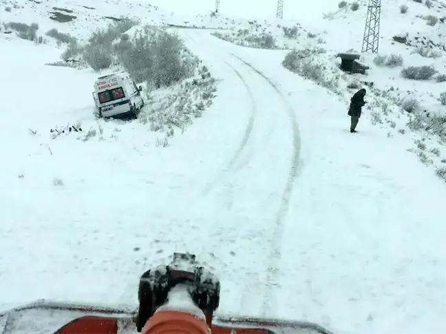 Karlı yolda kontrolden çıkan ambulans tarlaya düştü