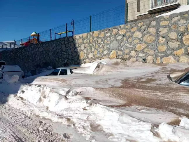 Darende'de araçlar karda kayboldu