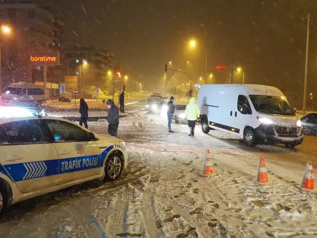 Denizli'de bazı noktalarda kış lastiksiz veya zincirsiz araçların geçişine izin verilmiyor