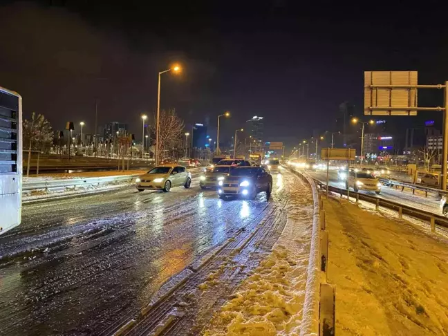 Kar lastiği olmayan İETT otobüsü 500T yolda kaldı