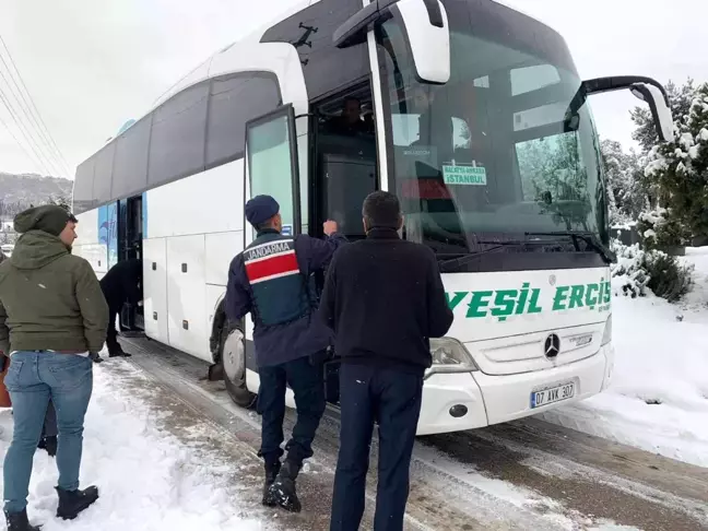 Karda mahsur kalan yolcular Altınova'da misafir edildi