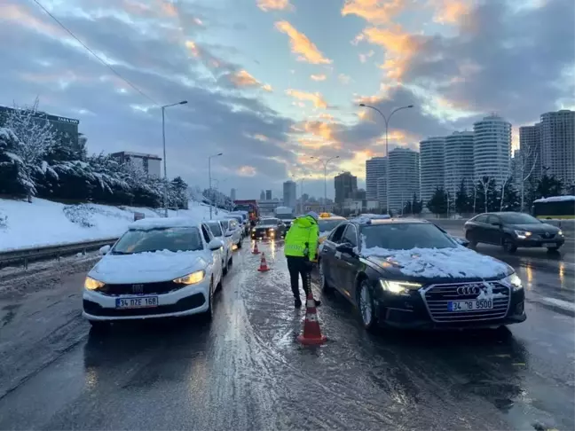 Trafiğe çıkan özel araçlar Avrasya Tüneli'ne yönlendirildi