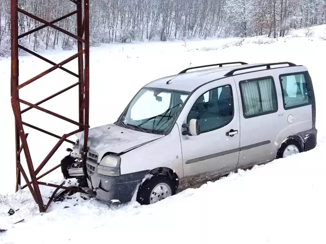 Hafif ticari araç yüksek gerilim direğine çarptı, 2 kişi yaralandı