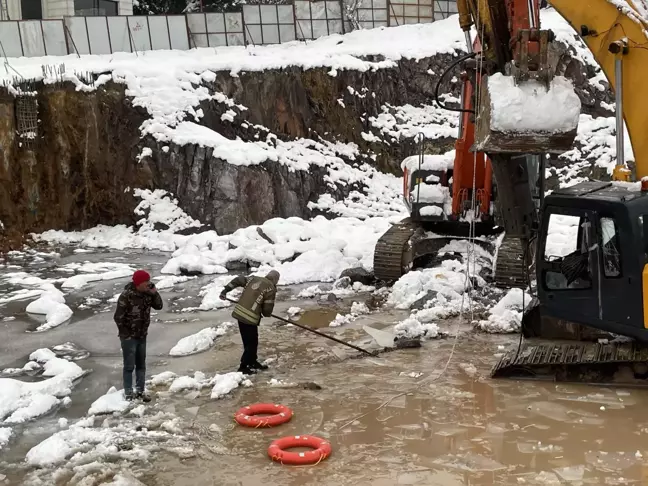 İnşaat alanında çukurdaki buzla kaplı suya düşen iş makinesi operatörü öldü