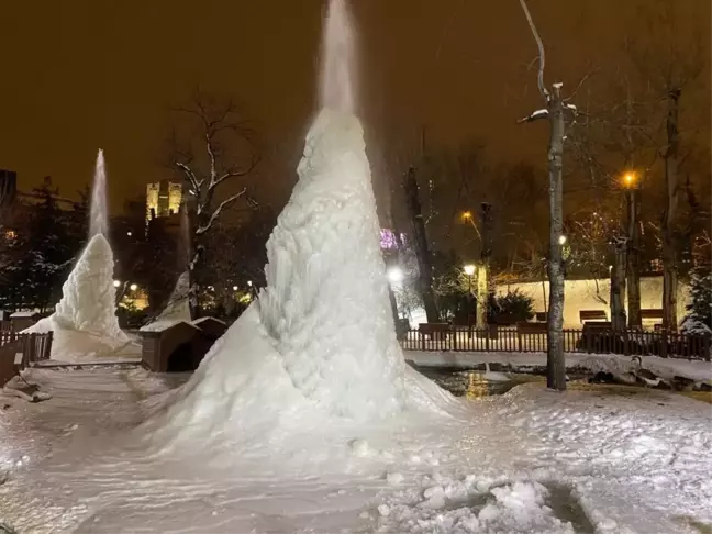 Ankara'da Kuğulu Park'ın fıskiyeleri dondu