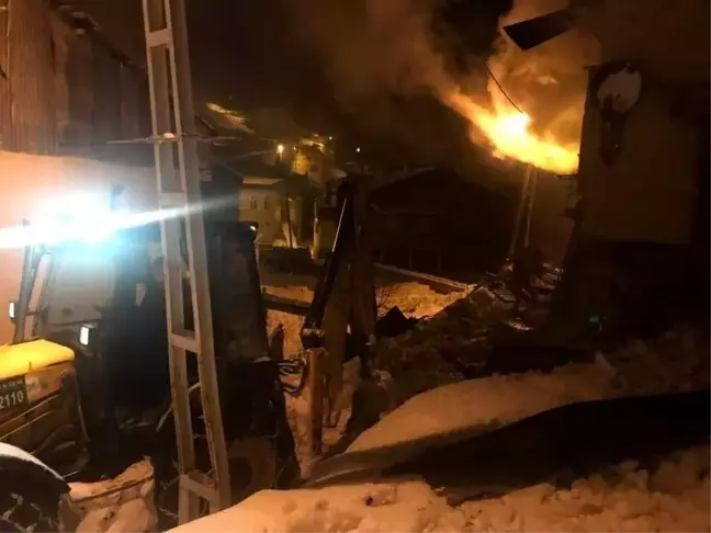 Bayburt'ta çıkan yangında 2 ev hasar gördü