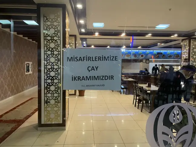 Aksaray Valiliğinden kar nedeniyle dinlenme tesislerinde misafir edilen yolculara çay ikramı