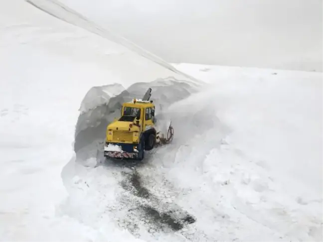 KAR KALINLIĞININ 7 METRE OLDUĞU YOLDA 1 KİLOMETRE, 2 SAATTE TEMİZLENİYOR