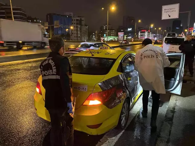 Kadıköy'de taksideki yolcu, şoförü silahla vurup kaçtı