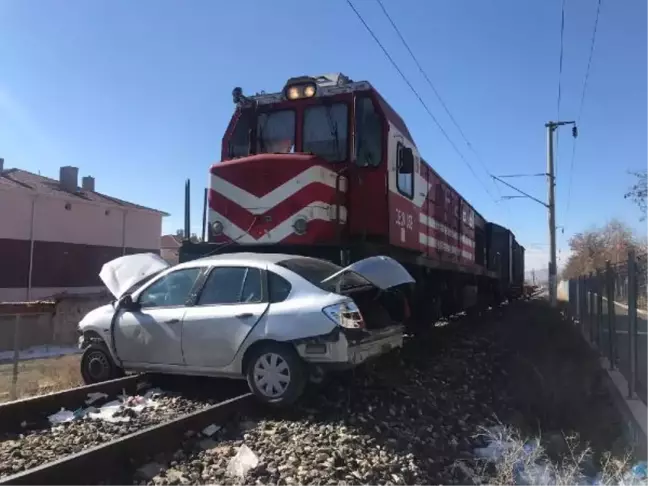 Yük treni hemzemin geçitte otomobile çarptı: 1 ölü, 1 yaralı