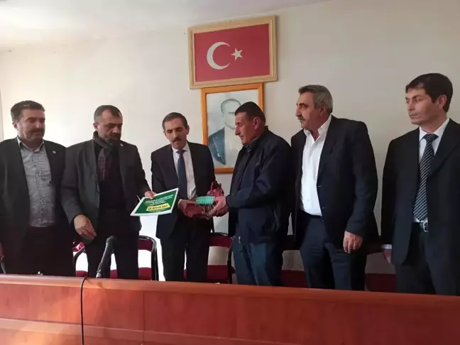 Malatya'da yetiştiricilere kuzu küpeleri ile verim kayıt defteri verildi
