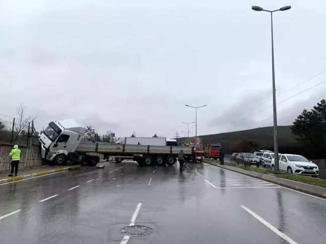 Son dakika haberi! Tuzla'da, kontrolden çıkan tır jandarma komutanlığının duvarına çarptı